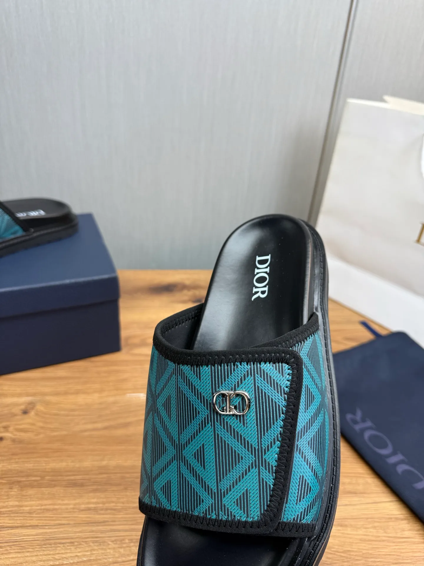 Men's shoes 💰320💰 Dior. Popular slippers hot sale 🔥 Available all year round ✅ Original original material 🩴 SIZE: 38-46 (45.46 non-refundable)